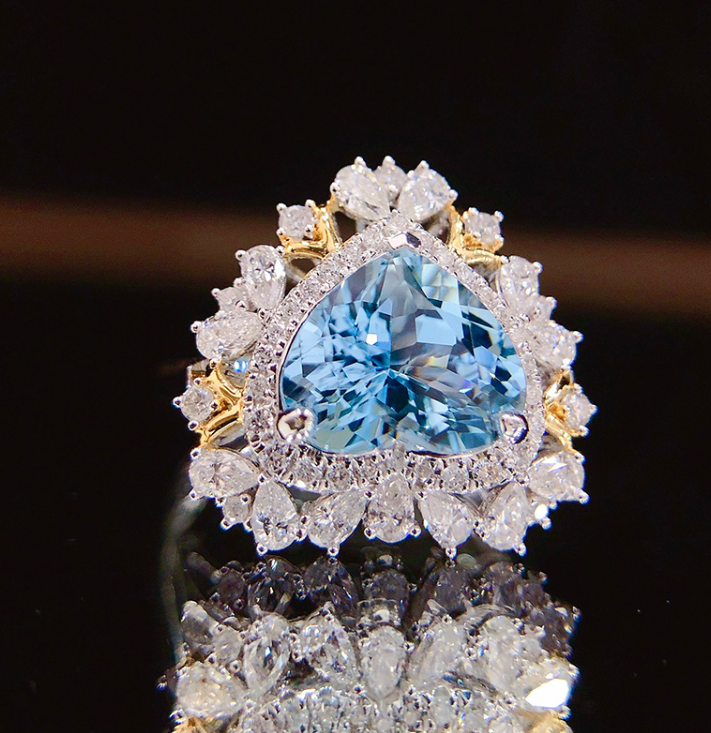 Herzförmiger Ring aus meerblauem Edelstein RTB127