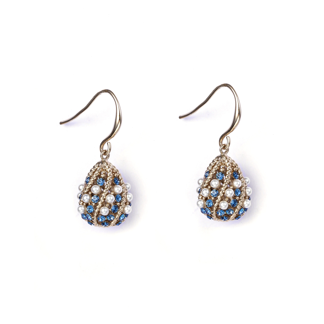 Modische Ohrringe mit blauen Zirkonia und weißen Perlen