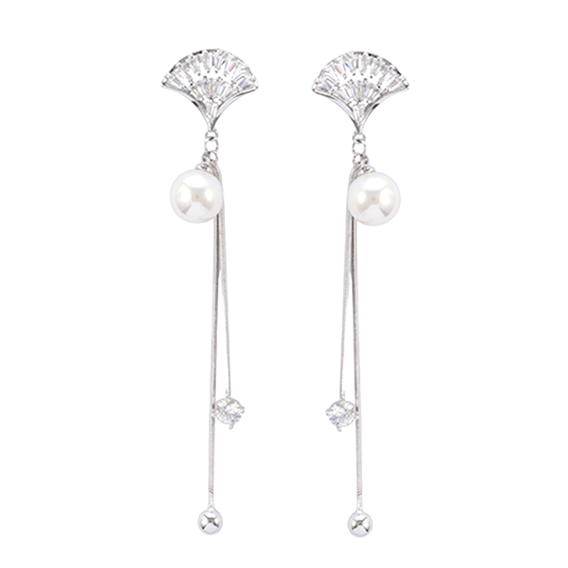 Vorrätig sind fächerförmige Perlen-Cz-Ohrringe für 3,0–3,5 $