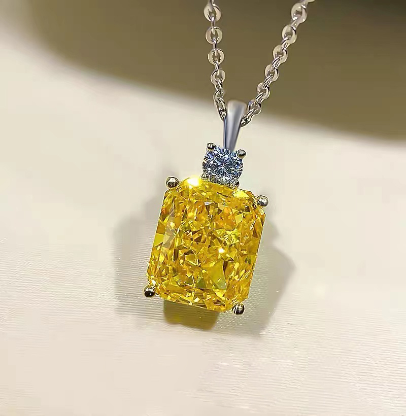 Halskette mit quadratischem Anhänger und gelbem Stein NTB041